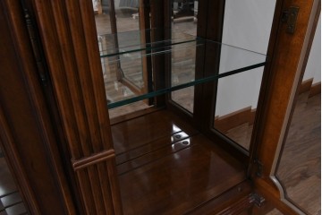 中古　美品　希少モデル!!　DREXEL HERITAGE(ドレクセルヘリテイジ)　マホガニー材　優雅な佇まいが高級感を高める照明付き三分割キャビネット(飾り棚、陳列棚、キュリオケース、ガラスケース、ショーケース、カップボード、食器棚、収納棚、戸棚、店舗什器)(R-077959)