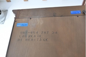 中古　美品　希少モデル!!　DREXEL HERITAGE(ドレクセルヘリテイジ)　マホガニー材　優雅な佇まいが高級感を高める照明付き三分割キャビネット(飾り棚、陳列棚、キュリオケース、ガラスケース、ショーケース、カップボード、食器棚、収納棚、戸棚、店舗什器)(R-077959)