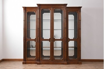 中古　美品　希少モデル!!　DREXEL HERITAGE(ドレクセルヘリテイジ)　マホガニー材　優雅な佇まいが高級感を高める照明付き三分割キャビネット(飾り棚、陳列棚、キュリオケース、ガラスケース、ショーケース、カップボード、食器棚、収納棚、戸棚、店舗什器)(R-077959)