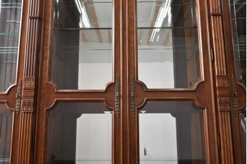 中古　美品　希少モデル!!　DREXEL HERITAGE(ドレクセルヘリテイジ)　マホガニー材　優雅な佇まいが高級感を高める照明付き三分割キャビネット(飾り棚、陳列棚、キュリオケース、ガラスケース、ショーケース、カップボード、食器棚、収納棚、戸棚、店舗什器)(R-077959)