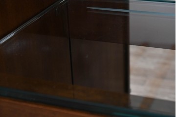 中古　美品　希少モデル!!　DREXEL HERITAGE(ドレクセルヘリテイジ)　マホガニー材　優雅な佇まいが高級感を高める照明付き三分割キャビネット(飾り棚、陳列棚、キュリオケース、ガラスケース、ショーケース、カップボード、食器棚、収納棚、戸棚、店舗什器)(R-077959)