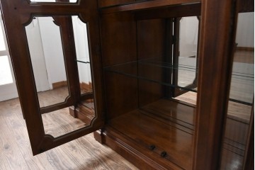 中古　美品　希少モデル!!　DREXEL HERITAGE(ドレクセルヘリテイジ)　マホガニー材　優雅な佇まいが高級感を高める照明付き三分割キャビネット(飾り棚、陳列棚、キュリオケース、ガラスケース、ショーケース、カップボード、食器棚、収納棚、戸棚、店舗什器)(R-077959)