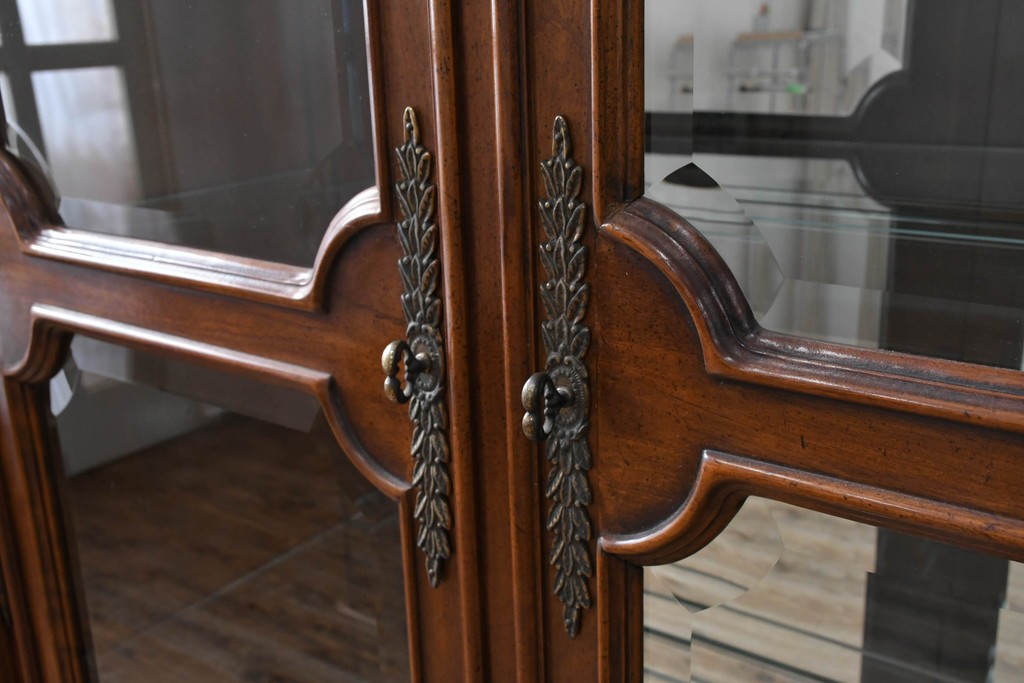 中古　美品　希少モデル!!　DREXEL HERITAGE(ドレクセルヘリテイジ)　マホガニー材　優雅な佇まいが高級感を高める照明付き三分割キャビネット(飾り棚、陳列棚、キュリオケース、ガラスケース、ショーケース、カップボード、食器棚、収納棚、戸棚、店舗什器)(R-077959)