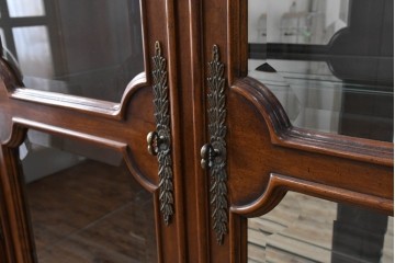 中古　美品　希少モデル!!　DREXEL HERITAGE(ドレクセルヘリテイジ)　マホガニー材　優雅な佇まいが高級感を高める照明付き三分割キャビネット(飾り棚、陳列棚、キュリオケース、ガラスケース、ショーケース、カップボード、食器棚、収納棚、戸棚、店舗什器)(R-077959)