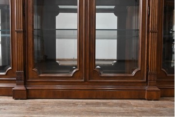 中古　美品　希少モデル!!　DREXEL HERITAGE(ドレクセルヘリテイジ)　マホガニー材　優雅な佇まいが高級感を高める照明付き三分割キャビネット(飾り棚、陳列棚、キュリオケース、ガラスケース、ショーケース、カップボード、食器棚、収納棚、戸棚、店舗什器)(R-077959)