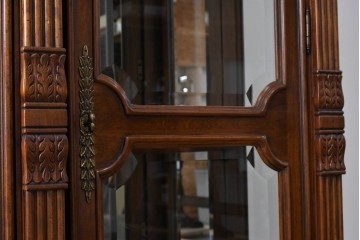 中古　美品　希少モデル!!　DREXEL HERITAGE(ドレクセルヘリテイジ)　マホガニー材　優雅な佇まいが高級感を高める照明付き三分割キャビネット(飾り棚、陳列棚、キュリオケース、ガラスケース、ショーケース、カップボード、食器棚、収納棚、戸棚、店舗什器)(R-077959)