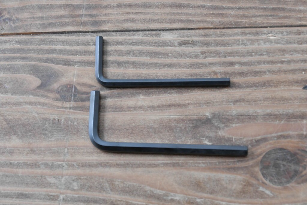 中古　美品　希少モデル!!　DREXEL HERITAGE(ドレクセルヘリテイジ)　マホガニー材　優雅な佇まいが高級感を高める照明付き三分割キャビネット(飾り棚、陳列棚、キュリオケース、ガラスケース、ショーケース、カップボード、食器棚、収納棚、戸棚、店舗什器)(R-077959)