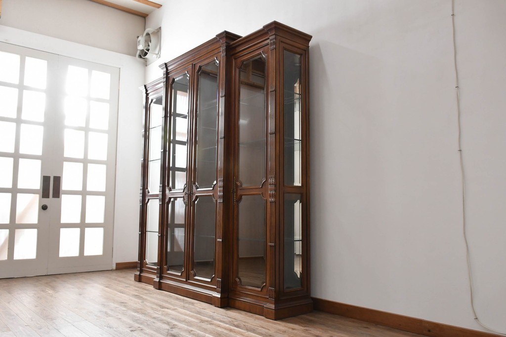 中古　美品　希少モデル!!　DREXEL HERITAGE(ドレクセルヘリテイジ)　マホガニー材　優雅な佇まいが高級感を高める照明付き三分割キャビネット(飾り棚、陳列棚、キュリオケース、ガラスケース、ショーケース、カップボード、食器棚、収納棚、戸棚、店舗什器)(R-077959)