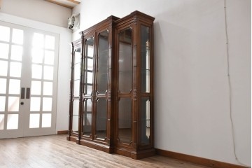 中古　美品　希少モデル!!　DREXEL HERITAGE(ドレクセルヘリテイジ)　マホガニー材　優雅な佇まいが高級感を高める照明付き三分割キャビネット(飾り棚、陳列棚、キュリオケース、ガラスケース、ショーケース、カップボード、食器棚、収納棚、戸棚、店舗什器)(R-077959)