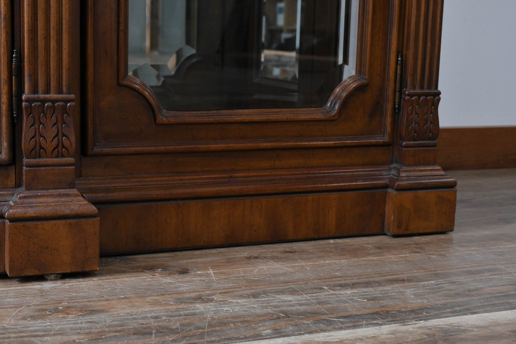 中古　美品　希少モデル!!　DREXEL HERITAGE(ドレクセルヘリテイジ)　マホガニー材　優雅な佇まいが高級感を高める照明付き三分割キャビネット(飾り棚、陳列棚、キュリオケース、ガラスケース、ショーケース、カップボード、食器棚、収納棚、戸棚、店舗什器)(R-077959)