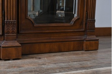 中古　美品　希少モデル!!　DREXEL HERITAGE(ドレクセルヘリテイジ)　マホガニー材　優雅な佇まいが高級感を高める照明付き三分割キャビネット(飾り棚、陳列棚、キュリオケース、ガラスケース、ショーケース、カップボード、食器棚、収納棚、戸棚、店舗什器)(R-077959)