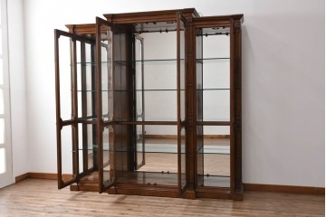 中古　美品　希少モデル!!　DREXEL HERITAGE(ドレクセルヘリテイジ)　マホガニー材　優雅な佇まいが高級感を高める照明付き三分割キャビネット(飾り棚、陳列棚、キュリオケース、ガラスケース、ショーケース、カップボード、食器棚、収納棚、戸棚、店舗什器)(R-077959)