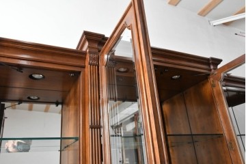 中古　美品　希少モデル!!　DREXEL HERITAGE(ドレクセルヘリテイジ)　マホガニー材　優雅な佇まいが高級感を高める照明付き三分割キャビネット(飾り棚、陳列棚、キュリオケース、ガラスケース、ショーケース、カップボード、食器棚、収納棚、戸棚、店舗什器)(R-077959)