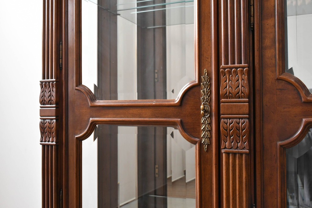 中古　美品　希少モデル!!　DREXEL HERITAGE(ドレクセルヘリテイジ)　マホガニー材　優雅な佇まいが高級感を高める照明付き三分割キャビネット(飾り棚、陳列棚、キュリオケース、ガラスケース、ショーケース、カップボード、食器棚、収納棚、戸棚、店舗什器)(R-077959)