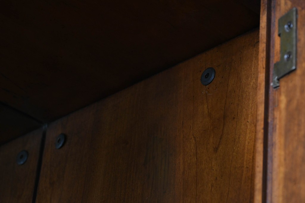 中古　美品　希少モデル!!　DREXEL HERITAGE(ドレクセルヘリテイジ)　マホガニー材　優雅な佇まいが高級感を高める照明付き三分割キャビネット(飾り棚、陳列棚、キュリオケース、ガラスケース、ショーケース、カップボード、食器棚、収納棚、戸棚、店舗什器)(R-077959)