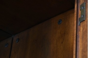 中古　美品　希少モデル!!　DREXEL HERITAGE(ドレクセルヘリテイジ)　マホガニー材　優雅な佇まいが高級感を高める照明付き三分割キャビネット(飾り棚、陳列棚、キュリオケース、ガラスケース、ショーケース、カップボード、食器棚、収納棚、戸棚、店舗什器)(R-077959)