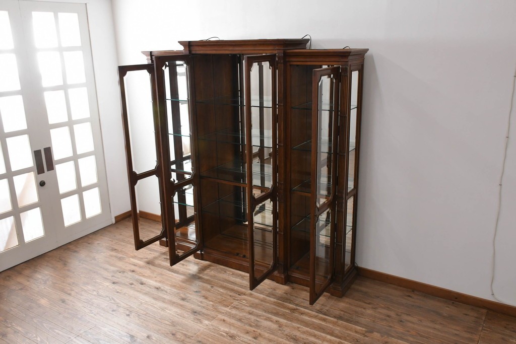 中古　美品　希少モデル!!　DREXEL HERITAGE(ドレクセルヘリテイジ)　マホガニー材　優雅な佇まいが高級感を高める照明付き三分割キャビネット(飾り棚、陳列棚、キュリオケース、ガラスケース、ショーケース、カップボード、食器棚、収納棚、戸棚、店舗什器)(R-077959)