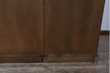 中古　美品　希少モデル!!　DREXEL HERITAGE(ドレクセルヘリテイジ)　マホガニー材　優雅な佇まいが高級感を高める照明付き三分割キャビネット(飾り棚、陳列棚、キュリオケース、ガラスケース、ショーケース、カップボード、食器棚、収納棚、戸棚、店舗什器)(R-077959)