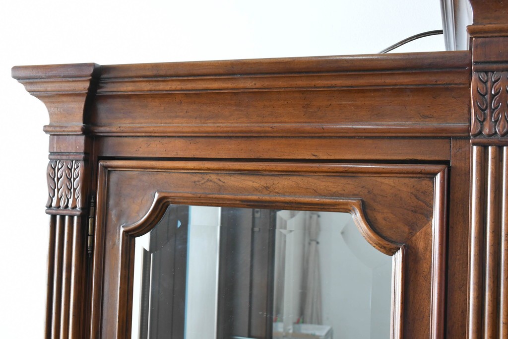 中古　美品　希少モデル!!　DREXEL HERITAGE(ドレクセルヘリテイジ)　マホガニー材　優雅な佇まいが高級感を高める照明付き三分割キャビネット(飾り棚、陳列棚、キュリオケース、ガラスケース、ショーケース、カップボード、食器棚、収納棚、戸棚、店舗什器)(R-077959)