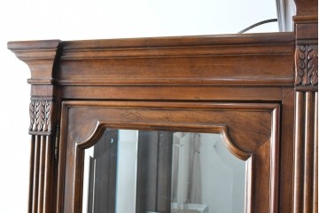 中古　美品　希少モデル!!　DREXEL HERITAGE(ドレクセルヘリテイジ)　マホガニー材　優雅な佇まいが高級感を高める照明付き三分割キャビネット(飾り棚、陳列棚、キュリオケース、ガラスケース、ショーケース、カップボード、食器棚、収納棚、戸棚、店舗什器)(R-077959)