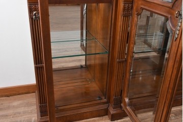 中古　美品　希少モデル!!　DREXEL HERITAGE(ドレクセルヘリテイジ)　マホガニー材　優雅な佇まいが高級感を高める照明付き三分割キャビネット(飾り棚、陳列棚、キュリオケース、ガラスケース、ショーケース、カップボード、食器棚、収納棚、戸棚、店舗什器)(R-077959)