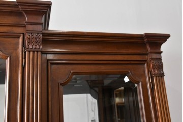 中古　美品　希少モデル!!　DREXEL HERITAGE(ドレクセルヘリテイジ)　マホガニー材　優雅な佇まいが高級感を高める照明付き三分割キャビネット(飾り棚、陳列棚、キュリオケース、ガラスケース、ショーケース、カップボード、食器棚、収納棚、戸棚、店舗什器)(R-077959)