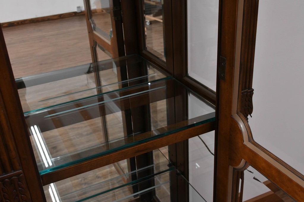 中古　美品　希少モデル!!　DREXEL HERITAGE(ドレクセルヘリテイジ)　マホガニー材　優雅な佇まいが高級感を高める照明付き三分割キャビネット(飾り棚、陳列棚、キュリオケース、ガラスケース、ショーケース、カップボード、食器棚、収納棚、戸棚、店舗什器)(R-077959)