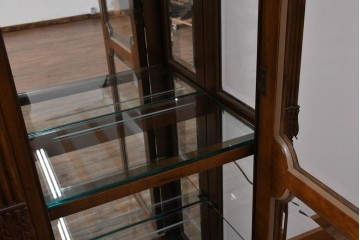 中古　美品　希少モデル!!　DREXEL HERITAGE(ドレクセルヘリテイジ)　マホガニー材　優雅な佇まいが高級感を高める照明付き三分割キャビネット(飾り棚、陳列棚、キュリオケース、ガラスケース、ショーケース、カップボード、食器棚、収納棚、戸棚、店舗什器)(R-077959)