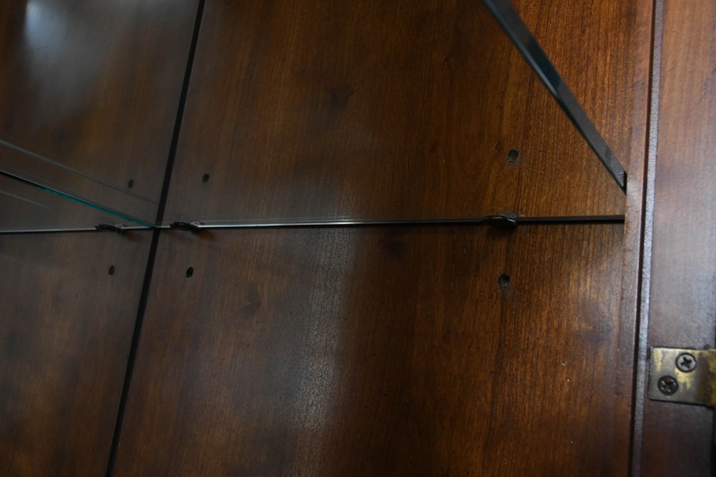 中古　美品　希少モデル!!　DREXEL HERITAGE(ドレクセルヘリテイジ)　マホガニー材　優雅な佇まいが高級感を高める照明付き三分割キャビネット(飾り棚、陳列棚、キュリオケース、ガラスケース、ショーケース、カップボード、食器棚、収納棚、戸棚、店舗什器)(R-077959)