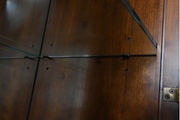 中古　美品　希少モデル!!　DREXEL HERITAGE(ドレクセルヘリテイジ)　マホガニー材　優雅な佇まいが高級感を高める照明付き三分割キャビネット(飾り棚、陳列棚、キュリオケース、ガラスケース、ショーケース、カップボード、食器棚、収納棚、戸棚、店舗什器)(R-077959)