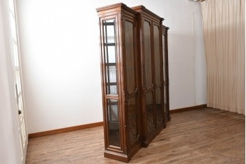 中古　美品　希少モデル!!　DREXEL HERITAGE(ドレクセルヘリテイジ)　マホガニー材　優雅な佇まいが高級感を高める照明付き三分割キャビネット(飾り棚、陳列棚、キュリオケース、ガラスケース、ショーケース、カップボード、食器棚、収納棚、戸棚、店舗什器)(R-077959)