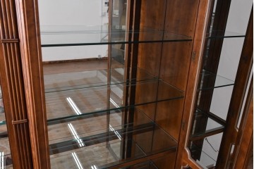 中古　美品　希少モデル!!　DREXEL HERITAGE(ドレクセルヘリテイジ)　マホガニー材　優雅な佇まいが高級感を高める照明付き三分割キャビネット(飾り棚、陳列棚、キュリオケース、ガラスケース、ショーケース、カップボード、食器棚、収納棚、戸棚、店舗什器)(R-077959)