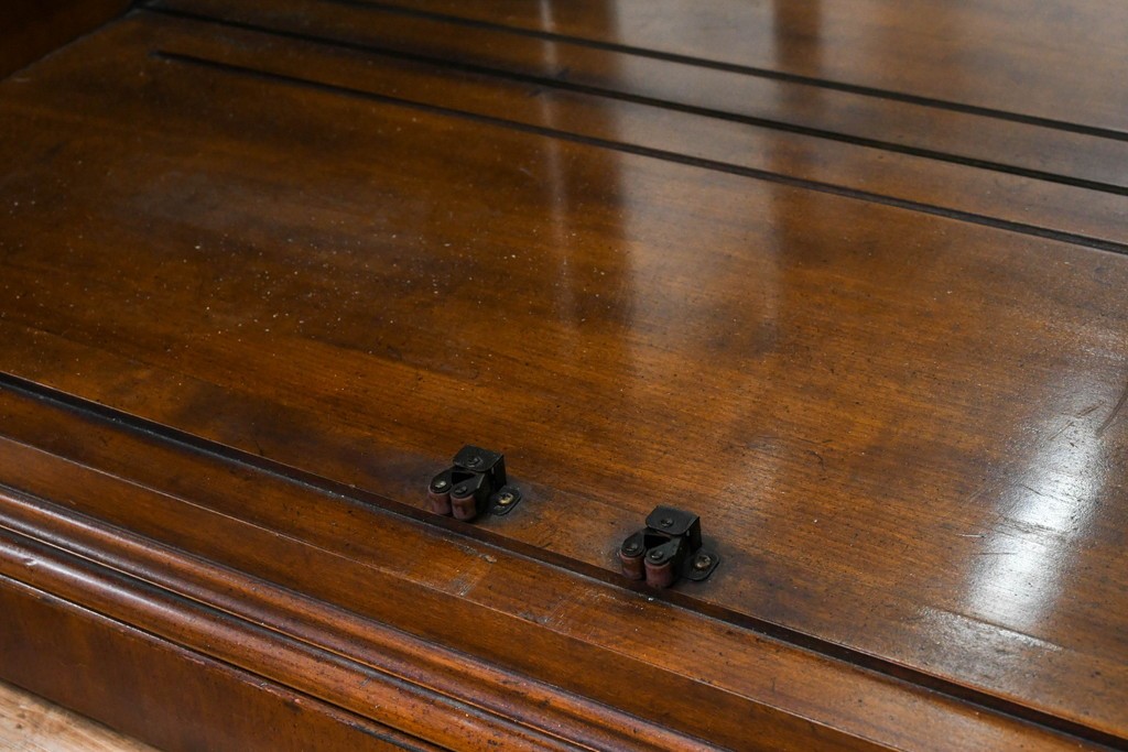 中古　美品　希少モデル!!　DREXEL HERITAGE(ドレクセルヘリテイジ)　マホガニー材　優雅な佇まいが高級感を高める照明付き三分割キャビネット(飾り棚、陳列棚、キュリオケース、ガラスケース、ショーケース、カップボード、食器棚、収納棚、戸棚、店舗什器)(R-077959)