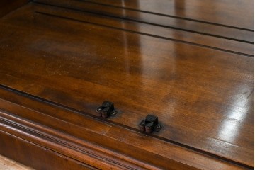 中古　美品　希少モデル!!　DREXEL HERITAGE(ドレクセルヘリテイジ)　マホガニー材　優雅な佇まいが高級感を高める照明付き三分割キャビネット(飾り棚、陳列棚、キュリオケース、ガラスケース、ショーケース、カップボード、食器棚、収納棚、戸棚、店舗什器)(R-077959)