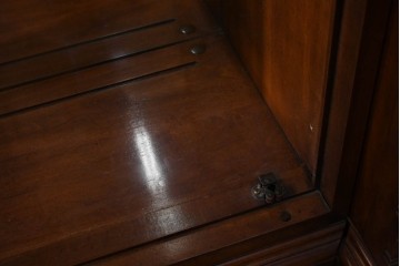 中古　美品　希少モデル!!　DREXEL HERITAGE(ドレクセルヘリテイジ)　マホガニー材　優雅な佇まいが高級感を高める照明付き三分割キャビネット(飾り棚、陳列棚、キュリオケース、ガラスケース、ショーケース、カップボード、食器棚、収納棚、戸棚、店舗什器)(R-077959)