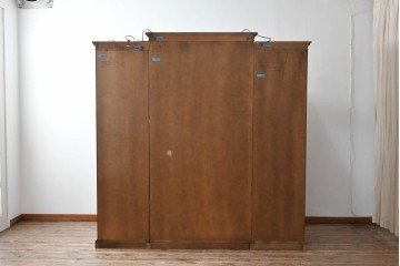 中古　美品　希少モデル!!　DREXEL HERITAGE(ドレクセルヘリテイジ)　マホガニー材　優雅な佇まいが高級感を高める照明付き三分割キャビネット(飾り棚、陳列棚、キュリオケース、ガラスケース、ショーケース、カップボード、食器棚、収納棚、戸棚、店舗什器)(R-077959)