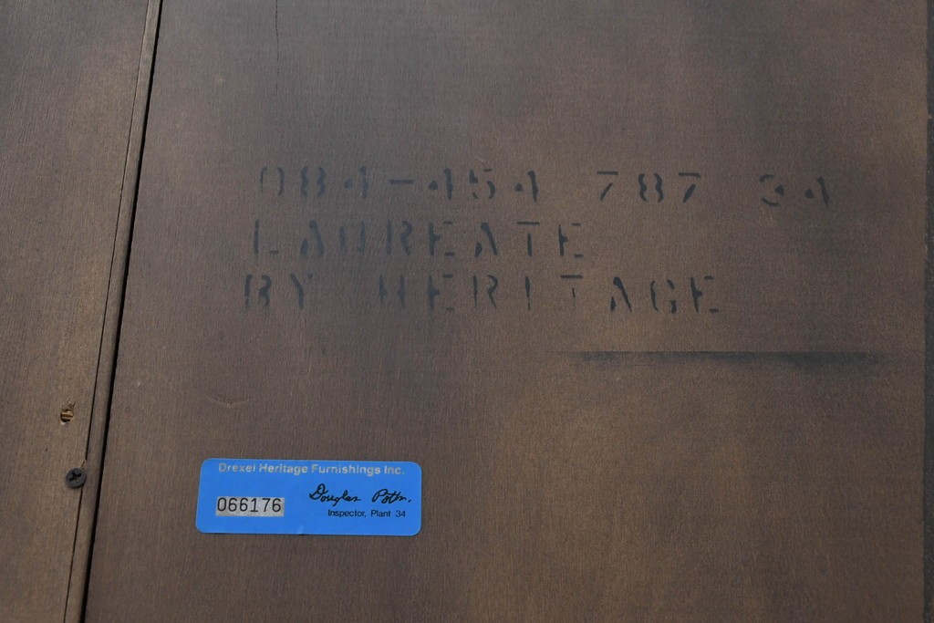 中古　美品　希少モデル!!　DREXEL HERITAGE(ドレクセルヘリテイジ)　マホガニー材　優雅な佇まいが高級感を高める照明付き三分割キャビネット(飾り棚、陳列棚、キュリオケース、ガラスケース、ショーケース、カップボード、食器棚、収納棚、戸棚、店舗什器)(R-077959)