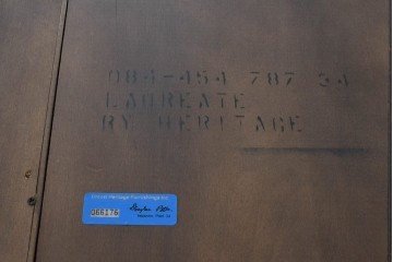 中古　美品　希少モデル!!　DREXEL HERITAGE(ドレクセルヘリテイジ)　マホガニー材　優雅な佇まいが高級感を高める照明付き三分割キャビネット(飾り棚、陳列棚、キュリオケース、ガラスケース、ショーケース、カップボード、食器棚、収納棚、戸棚、店舗什器)(R-077959)