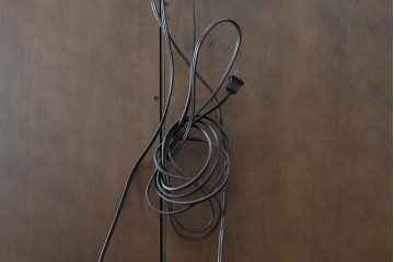 中古　美品　希少モデル!!　DREXEL HERITAGE(ドレクセルヘリテイジ)　マホガニー材　優雅な佇まいが高級感を高める照明付き三分割キャビネット(飾り棚、陳列棚、キュリオケース、ガラスケース、ショーケース、カップボード、食器棚、収納棚、戸棚、店舗什器)(R-077959)