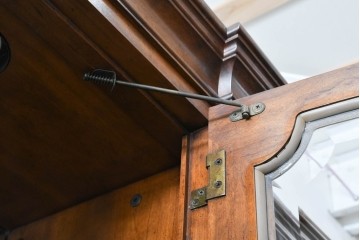 中古　美品　希少モデル!!　DREXEL HERITAGE(ドレクセルヘリテイジ)　マホガニー材　優雅な佇まいが高級感を高める照明付き三分割キャビネット(飾り棚、陳列棚、キュリオケース、ガラスケース、ショーケース、カップボード、食器棚、収納棚、戸棚、店舗什器)(R-077959)