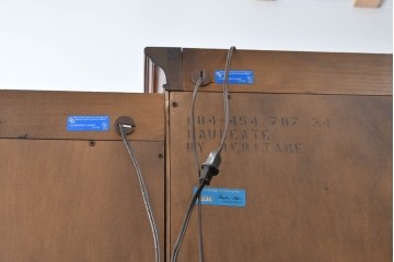 中古　美品　希少モデル!!　DREXEL HERITAGE(ドレクセルヘリテイジ)　マホガニー材　優雅な佇まいが高級感を高める照明付き三分割キャビネット(飾り棚、陳列棚、キュリオケース、ガラスケース、ショーケース、カップボード、食器棚、収納棚、戸棚、店舗什器)(R-077959)