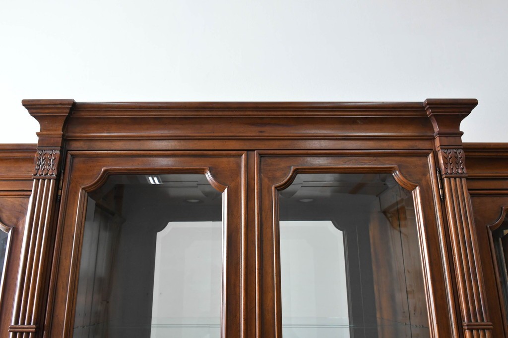 中古　美品　希少モデル!!　DREXEL HERITAGE(ドレクセルヘリテイジ)　マホガニー材　優雅な佇まいが高級感を高める照明付き三分割キャビネット(飾り棚、陳列棚、キュリオケース、ガラスケース、ショーケース、カップボード、食器棚、収納棚、戸棚、店舗什器)(R-077959)