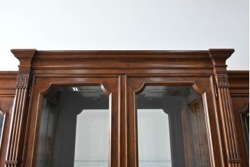 中古　美品　希少モデル!!　DREXEL HERITAGE(ドレクセルヘリテイジ)　マホガニー材　優雅な佇まいが高級感を高める照明付き三分割キャビネット(飾り棚、陳列棚、キュリオケース、ガラスケース、ショーケース、カップボード、食器棚、収納棚、戸棚、店舗什器)(R-077959)