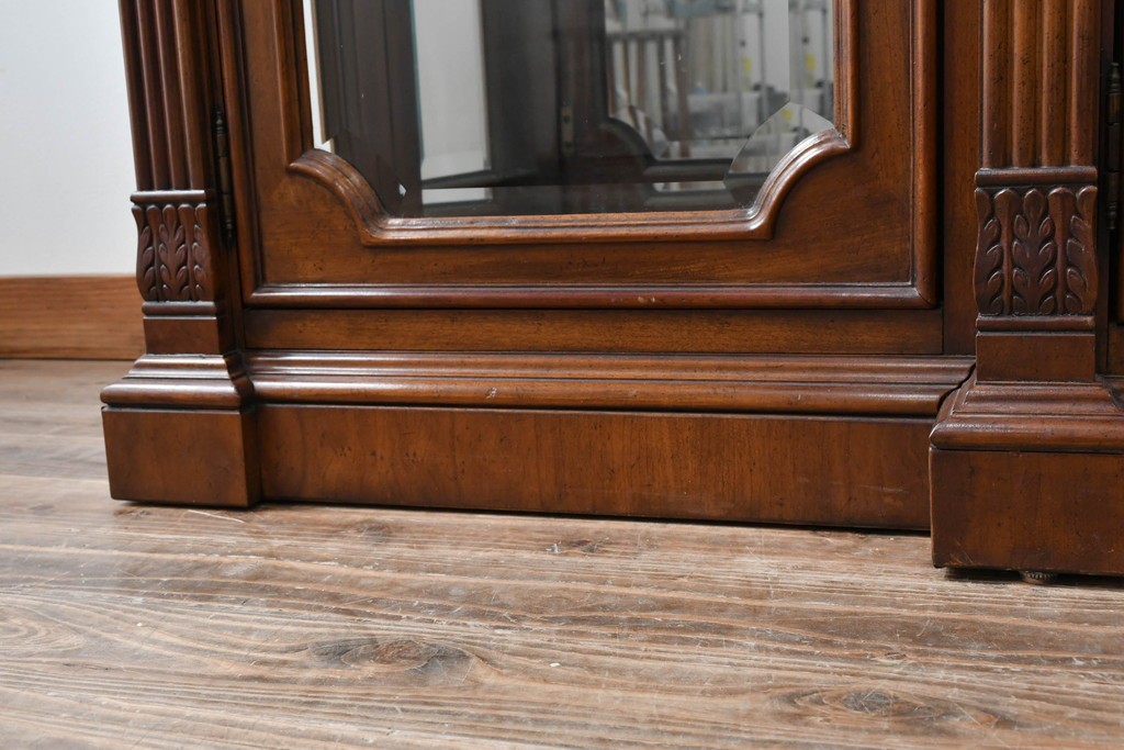 中古　美品　希少モデル!!　DREXEL HERITAGE(ドレクセルヘリテイジ)　マホガニー材　優雅な佇まいが高級感を高める照明付き三分割キャビネット(飾り棚、陳列棚、キュリオケース、ガラスケース、ショーケース、カップボード、食器棚、収納棚、戸棚、店舗什器)(R-077959)