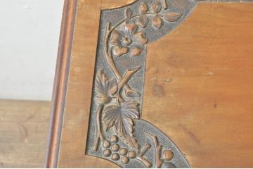イギリスアンティーク　彫刻入り!　お花や木の実のレリーフがアクセントのサイドテーブル(コーヒーテーブル、ナイトテーブル、花台、飾り台、英国)(R-077960)