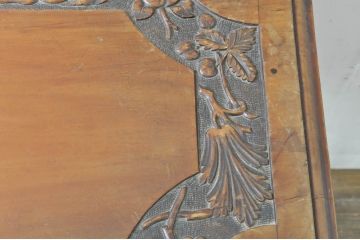 イギリスアンティーク　彫刻入り!　お花や木の実のレリーフがアクセントのサイドテーブル(コーヒーテーブル、ナイトテーブル、花台、飾り台、英国)(R-077960)