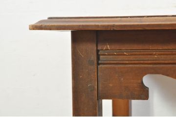 イギリスアンティーク　彫刻入り!　お花や木の実のレリーフがアクセントのサイドテーブル(コーヒーテーブル、ナイトテーブル、花台、飾り台、英国)(R-077960)