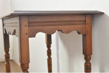 イギリスアンティーク　彫刻入り!　お花や木の実のレリーフがアクセントのサイドテーブル(コーヒーテーブル、ナイトテーブル、花台、飾り台、英国)(R-077960)