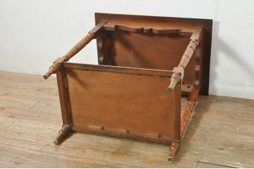 イギリスアンティーク　彫刻入り!　お花や木の実のレリーフがアクセントのサイドテーブル(コーヒーテーブル、ナイトテーブル、花台、飾り台、英国)(R-077960)