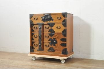 中古　楡(ニレ)材　閂(カンヌキ)付き　明るい木色に黒々とした金具が映えるアンティーク調小箪笥(和箪笥、整理タンス、収納たんす、サイドチェスト、引き出し)(R-077964)